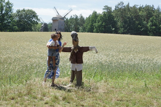 Kobieta z dzieckiem i strach na wr&oacute;ble.