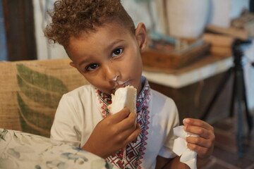 Dziecko jedzące loda. © Rafa