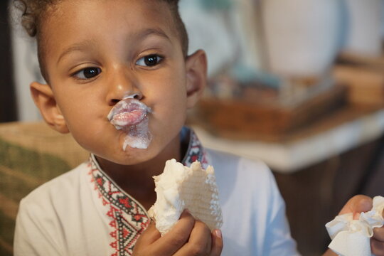 Dziecko jedzące lody.