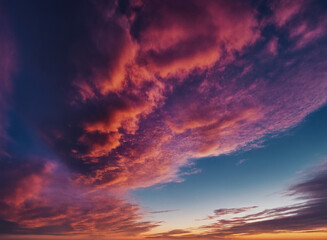 Obraz premium Majestätischer Sonnenuntergang mit tiefen Rot- und Orangetönen, die dramatische Wolkenformationen beleuchten und eine beeindruckende, emotionale Atmosphäre schaffen
