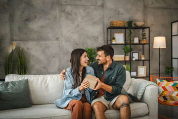 Obraz premium Boyfriend surprise his girlfriend for birthday with gift present