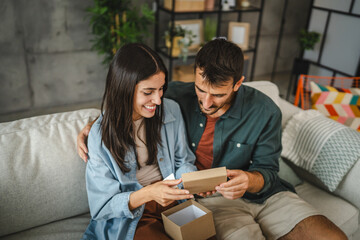 Boyfriend surprise his girlfriend for birthday with gift present