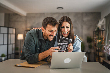 couple announces to everyone via video call that they are expect baby