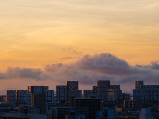 都市の夜明け。早朝神戸市のマンションの高層階より芦屋市のビル群をのぞむ