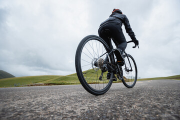 Obraz premium Riding bike on grassland mountain top trail