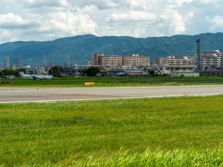 八尾空港と周辺の街並み