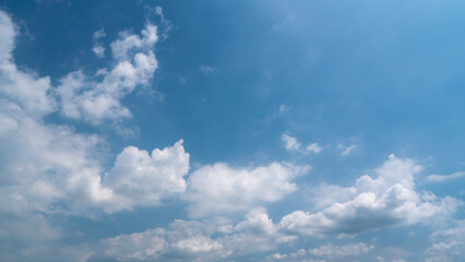 Obraz premium Serene Blue Sky with Fluffy White Clouds in Bright Daylight