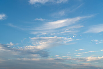 Obraz premium Serene Blue Sky with Wispy Clouds at Twilight