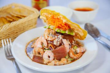 Tostada de Atún y Camaron