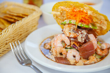 Tostada de Atún y Camaron