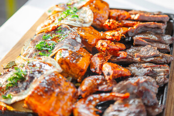 Parrillada al carbón Mar y Tierra de camarones y Carnes Finas