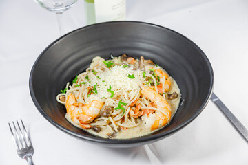 pasta Blanca con Camarones y queso parmesano