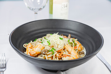 pasta Blanca con Camarones y queso parmesano