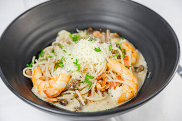 Pasta blanca acompañada por Camarones y queso parmesano