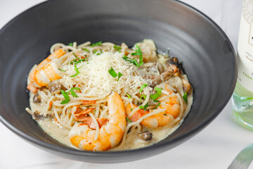 pasta Blanca con Camarones y queso parmesano