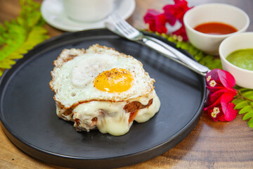 Sandwich de Jamón con queso gratinado acompañado por un huevo