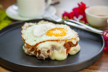 Sandwich de Jamón con queso gratinado acompañado por un huevo