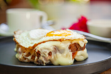Sandwich de Jamón con queso gratinado acompañado por un huevo