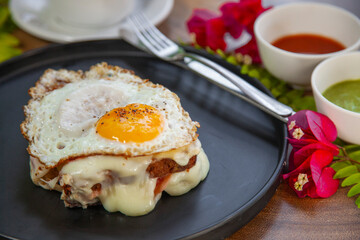 Sandwich de Jamón con queso gratinado acompañado por un huevo