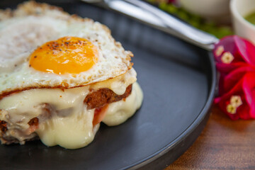Sandwich de Jamón con queso gratinado acompañado por un huevo