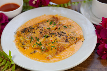 Crepas de champiñones bañadas en salsa de cacahuate