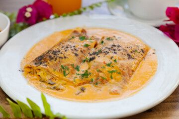 Crepas de champiñones bañadas en salsa de cacahuate