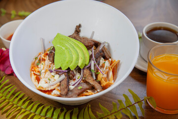 Chilaquiles Rojos con Carne de Res y Aguacate