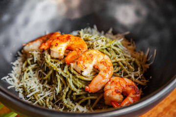 pasta al pesto acompañadas por camarones