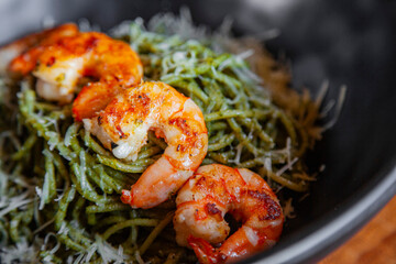pasta al pesto acompañadas por camarones