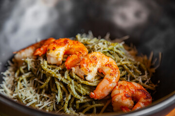 pasta al pesto acompañadas por camarones