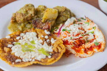 Desayuno Mexicano, Huevo acompañado por carne de cerdo en Salsa verde y Sopes