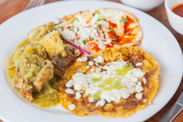 Desayuno Mexicano, Huevo acompañado por carne de cerdo en Salsa verde y Sopes