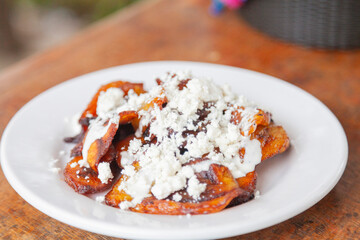 Plátanos Fritos con Crema y Queso