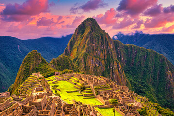 茜色に染まる古代遺跡マチュピチュの絶景
