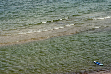 The sea is at the bottom right of the kayak