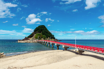 【山形県鶴岡市：由良海岸白山島】由良海岸のシンボル白山島は頂上に白山神社のある小さな島。