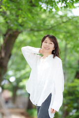 Fototapeta premium 女性 ポートレート 新緑