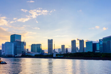 風景・夕暮れの湾岸エリア