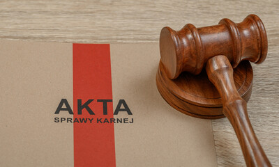 Polskie akta sprawy karnej i młotek sędziowski 