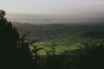 兵庫県・高砂市高御座山の中腹から早朝登山、白みかけた東側の成井地区