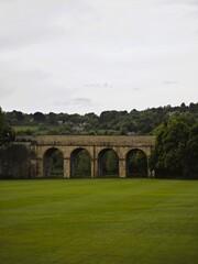 Obraz premium Old stone bridge over the feild in the countryside