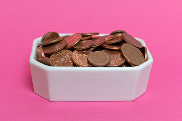 Kupfermünzen im Porzellangefäß