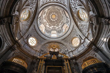 Obraz premium Torino, Italy - July 26, 2024: looking up at the architecture of Holy Shroud Chapel, Cappella della Sindone in Turin.