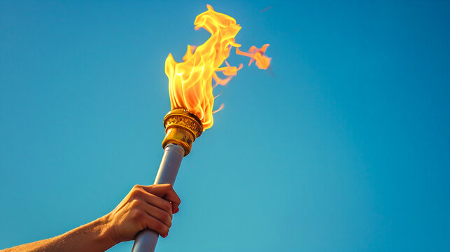 Una mano que sostiene una antorcha de estilo griego antiguo con una llama amarilla sobre un fondo de cielo azul, espacio para copiar el concepto de "juegos ol&iacute;mpicos". Muy detallado