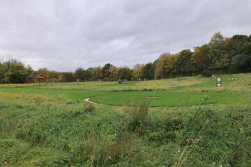 Grauer Herbsttag am W&ouml;lfersheimer See in Hessen