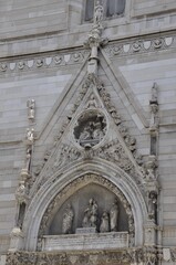 Detalle de la fachada de la catedral de Nuestra Señora de la Asunción de Nápoles