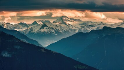 Obraz premium Majestic Mountain Range at Dusk