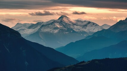 Obraz premium Hazy Light on Rugged Mountains