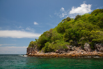 Fototapeta premium Paisaje exótico y hermosa vista durante un crucero en barco por el Océano Índico en Tailandia, papel tapiz, fondo