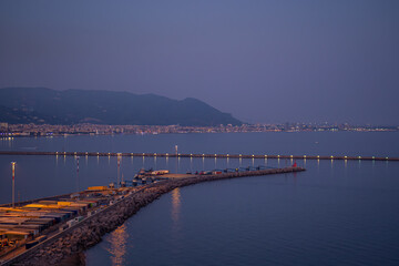 Obraz premium City harbor with breakwater at twilight